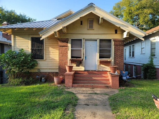 Building Photo - 522 Oak Pl