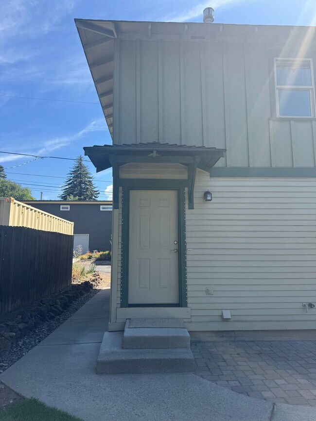 Photo - 437 NE Irving Ave Unidad 2