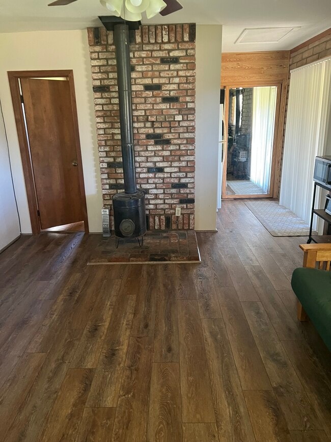 Building Photo - 2321 Molchan Rd Unit Studio