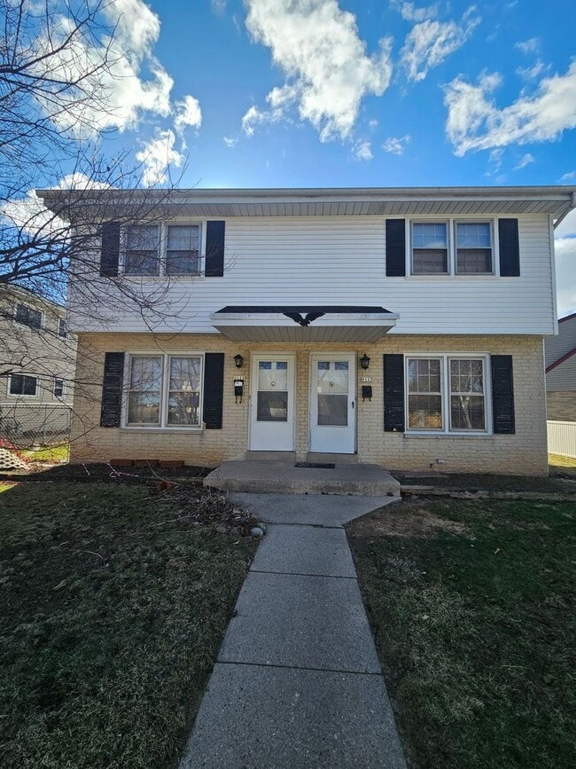 Building Photo - 9111-9113 W Herbert Ct. (Townhouse) Unit 9111