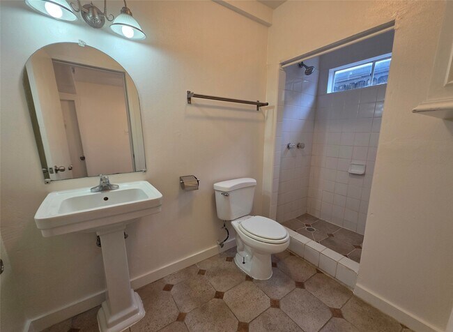 Photo - 207 Bryan St