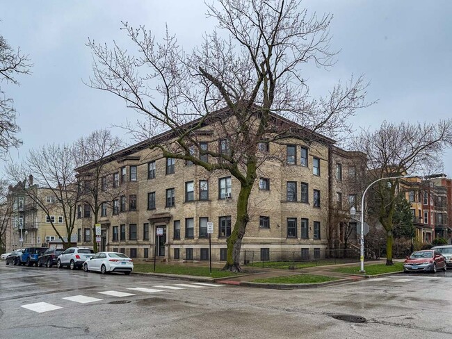 Building Photo - 917 W Waveland Ave