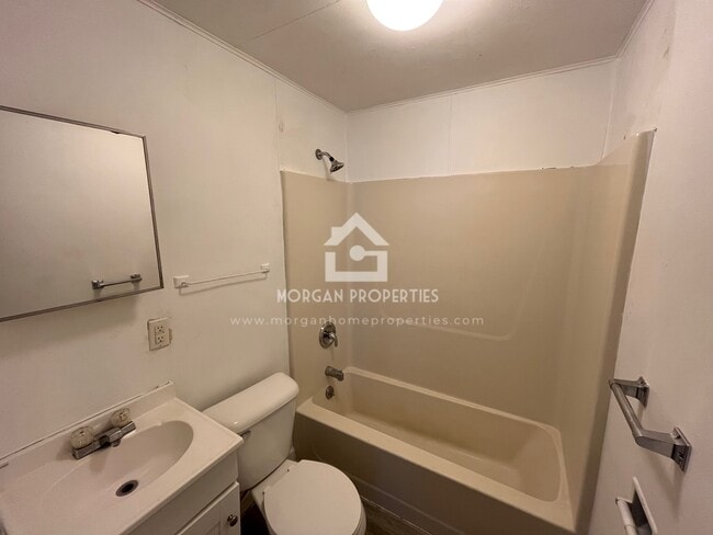 Photo - 1428 W 10th St
