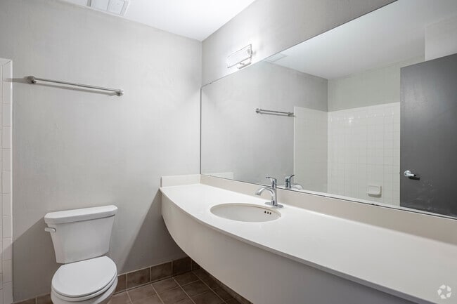 1BR, 1BA - 654SF - Bathroom