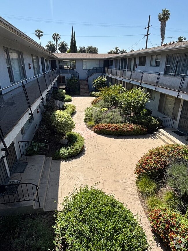 Building Photo - Spacious 1 bedroom available now in Long B... Rental