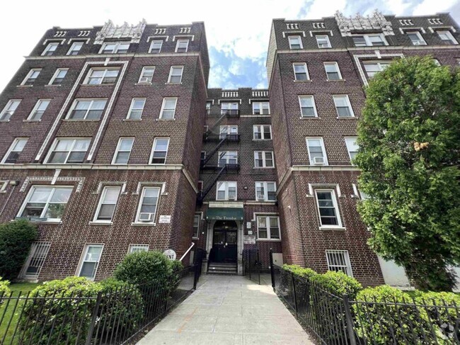 Building Photo - 9 Gifford Ave Unit 15E Rental