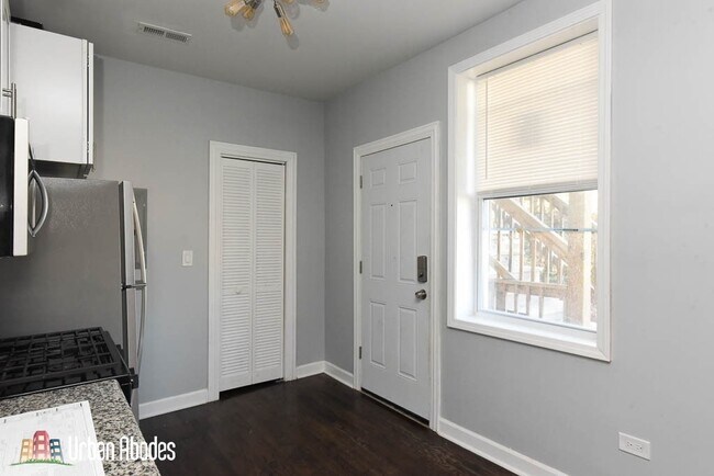 Photo - 3301 N Harding Ave Unidad M05H