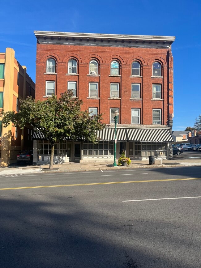 Building Photo - 19 E Genesee St Unit 19 E. Gen. St. Apt. 2