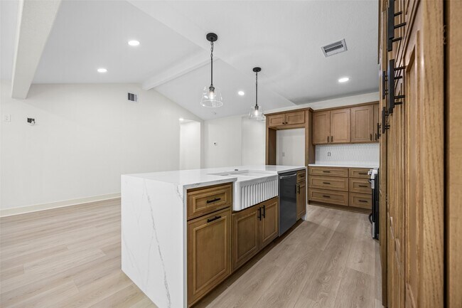 Building Photo - 1230 W Donovan St