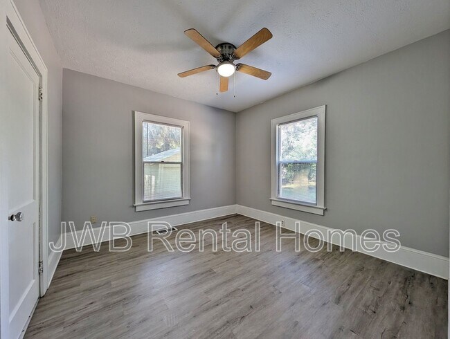 Photo - 715 Cove St