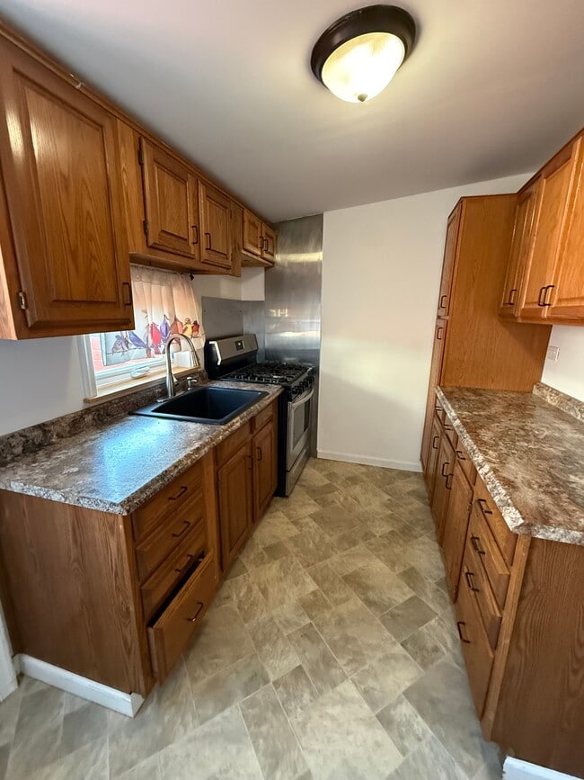 Photo - 3661 Jasper St