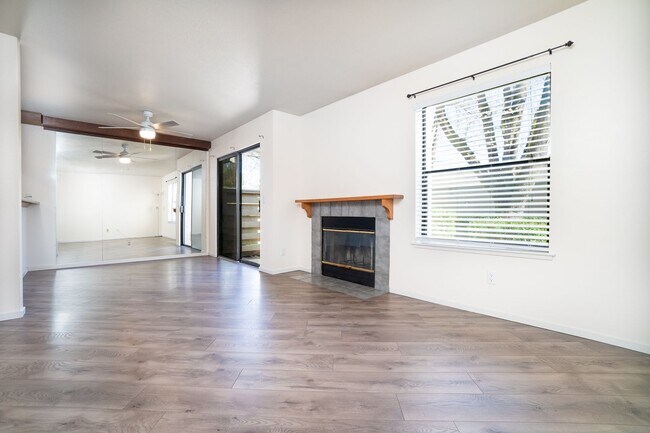 Building Photo - 2 Bedroom Condo For Rent