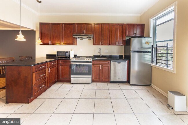 Photo - 1388 E St NE