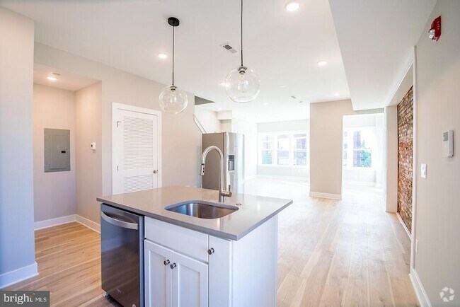 Building Photo - 129 S 49th St Unit 2F Rental