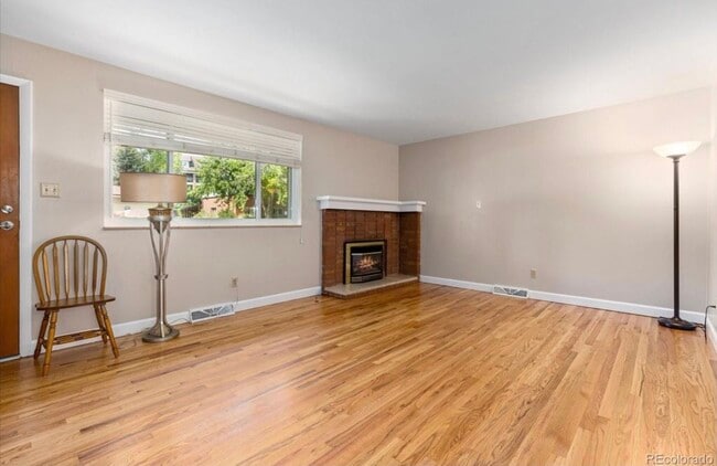 Chimenea del salón principal - 6836 Brentwood St