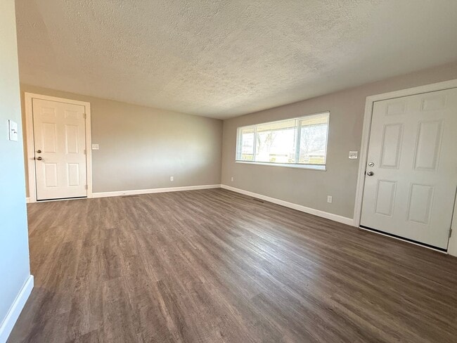 Photo - 301 Lesher Dr