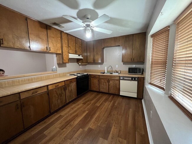 Photo - 121 Boardwalk Ln