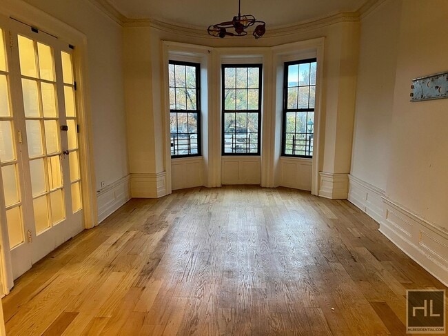 Building Photo - 4BR 3BA Historic Limestone Duplex In Crown...