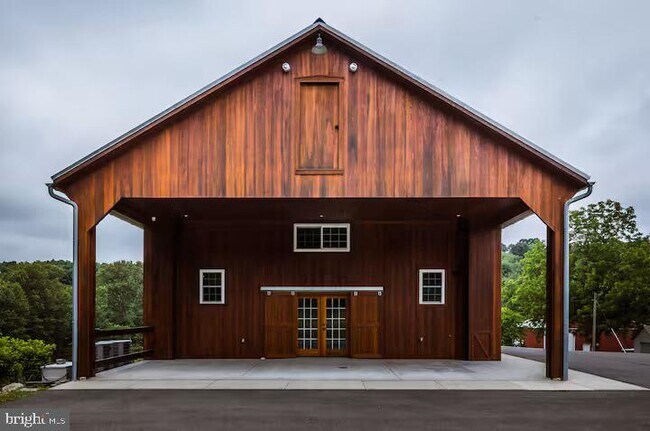 Photo - 284 Hickory Dr