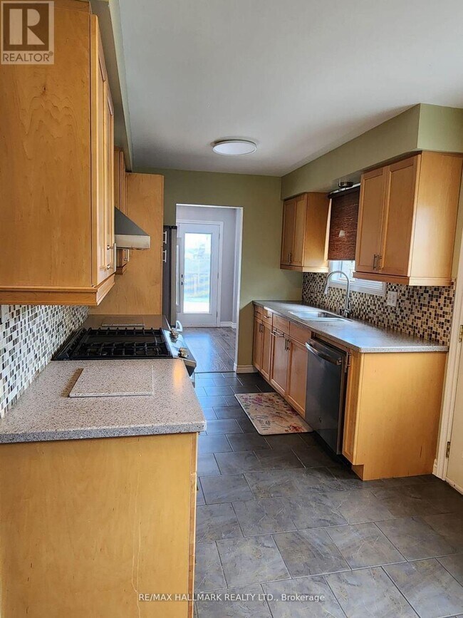 Photo - 587 Bon Echo Dr