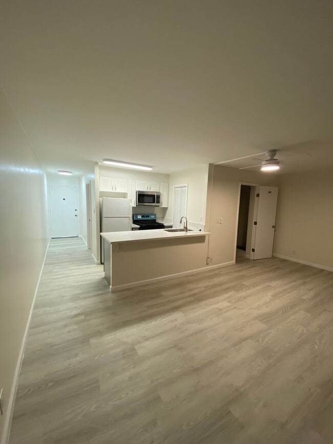 Building Photo - Newly Renovated 1 Bed. 1, Bath, 1 parking in Moilili. Unit 210