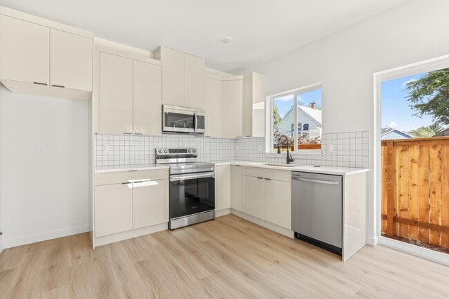 Photo - 787 NE Bryant St