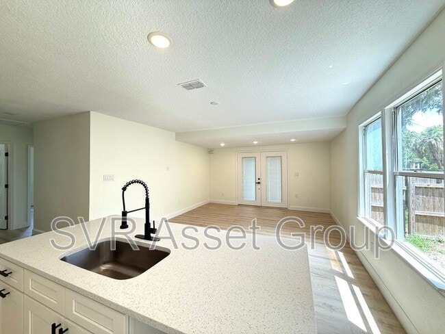 Photo - 732 E 57th St
