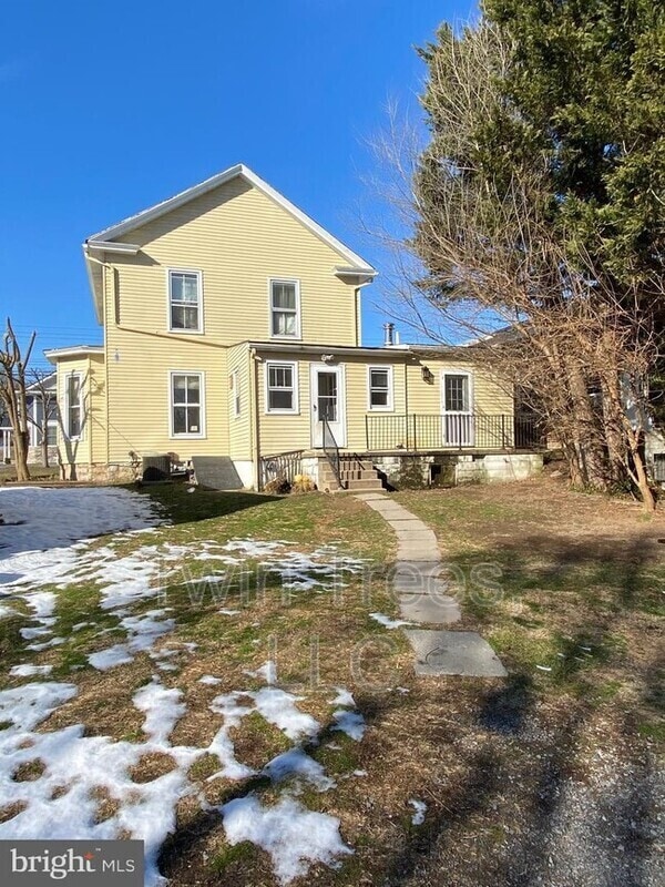 Photo - 5796 Main St