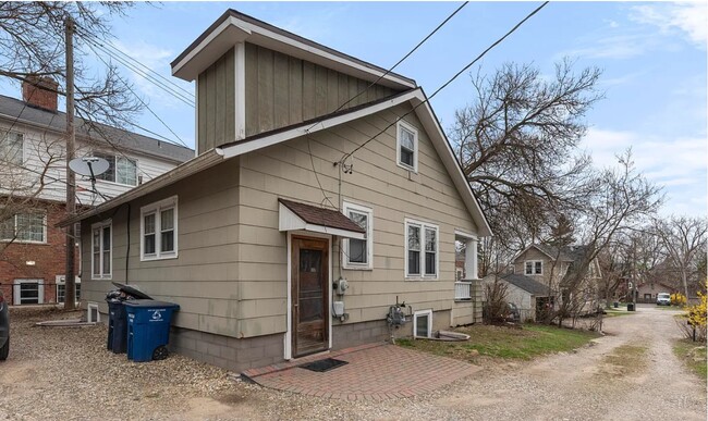 832 S Main St