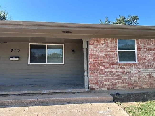 Building Photo - 813 Russell Cir Unit 813