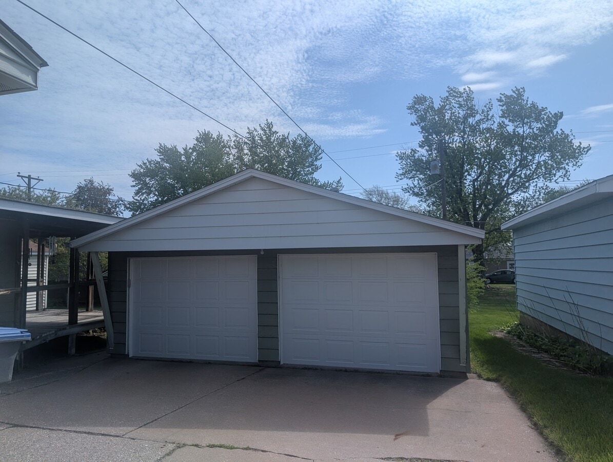 Photo - 815 12th St W