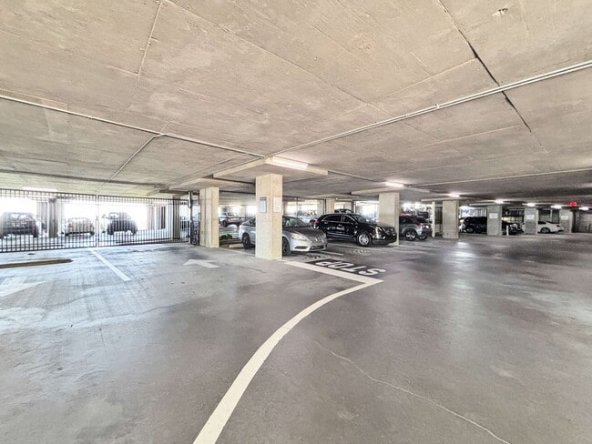 Building Photo - A 2 BR Lifestyle of Luxury at One Vinings Mountain!