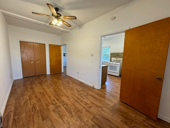 3s230 Warren Ave