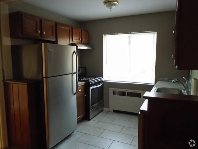 Building Photo - 5831 Woodmont Ave Unit 4 Rental
