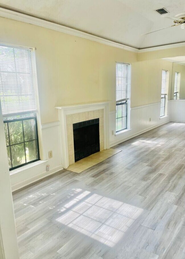 Photo - 2 Bedroom/2 Bath Duplex, All Electric