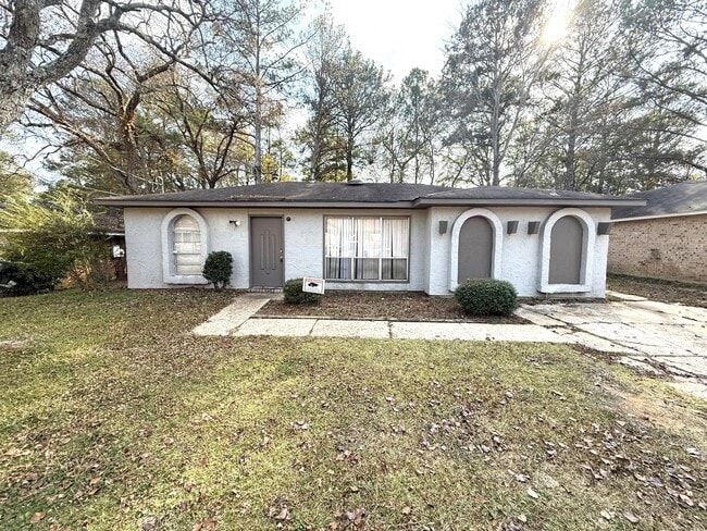 Building Photo - ** 3 Bed 2 Bath located in Regency Park ** Call 334-366-9198 to schedule a self showing
