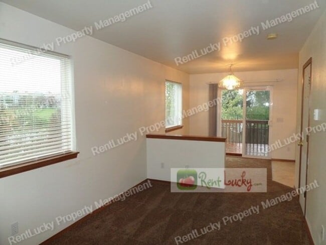 Photo - Fabulous 2 Bedroom Townhome With Attached Garage in Great RENTON Location!