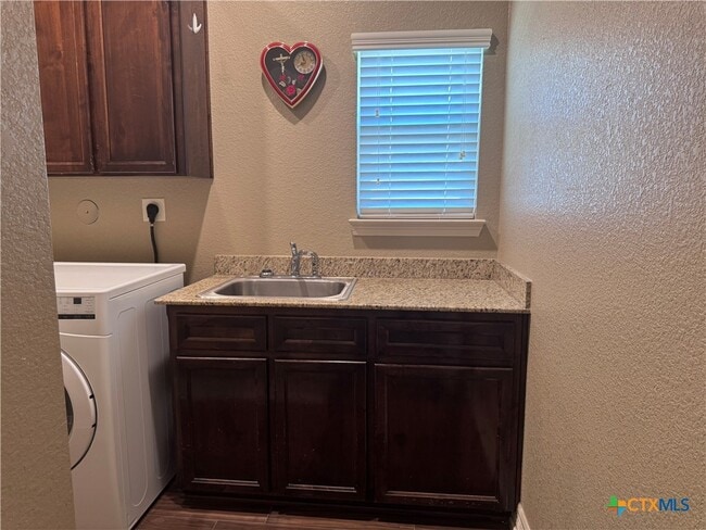 Building Photo - 2033 Catkins Ln Rental