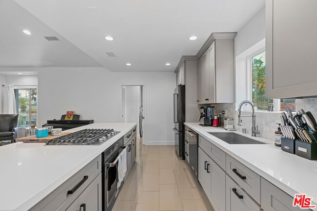 Photo - 6939 Noble Ave