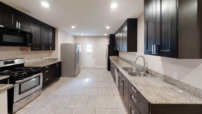 Photo - Spacious 8-Bedroom / 4-Bathroom Home Near ...