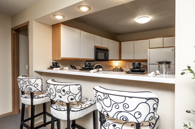 4BR, 2BA - 1,096SF - Kitchen - Hillcrest Park Apartments-Student Housing