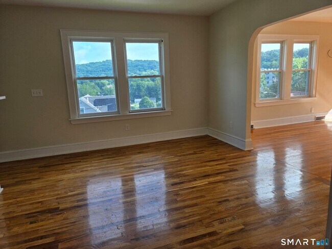 Photo - 921 Cooke St