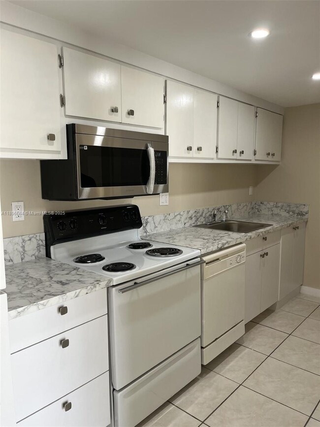Building Photo - 4220 NW 79th Ave Unit 2A