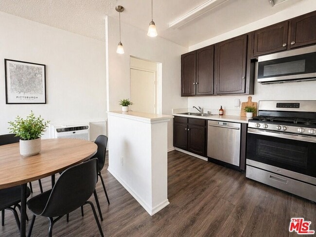 Photo - 1133 W 36th Pl Unidad 2