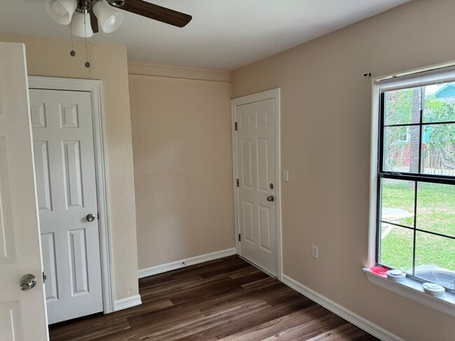 Dormitorio principal con puerta trasera al patio - 1112 W Elizabeth St Unidad Apt A