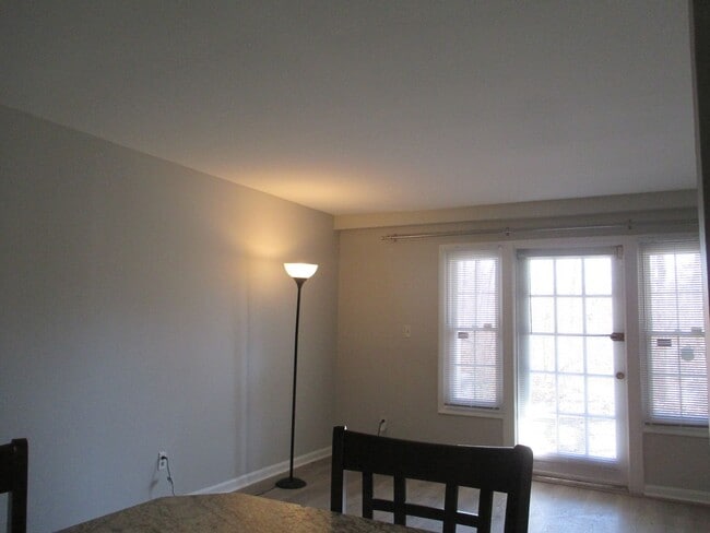 Photo - One Bedroom Condo in Cardinal Forest, Springfield