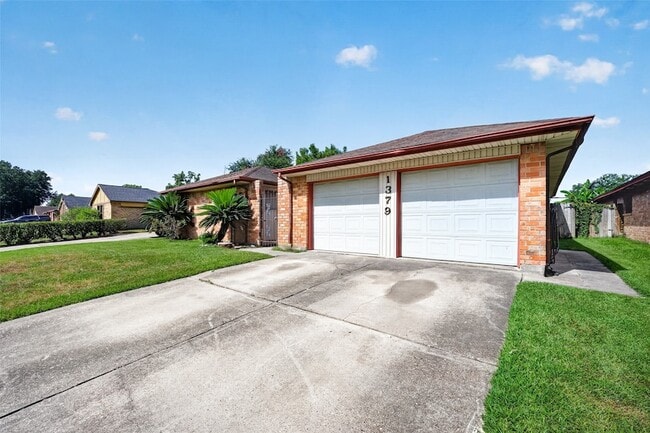 1379 Wrotham Ln