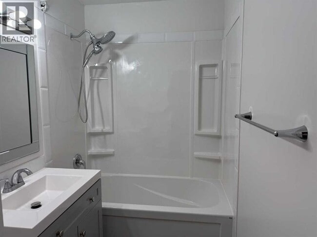 Photo - 5416-5446 46 St