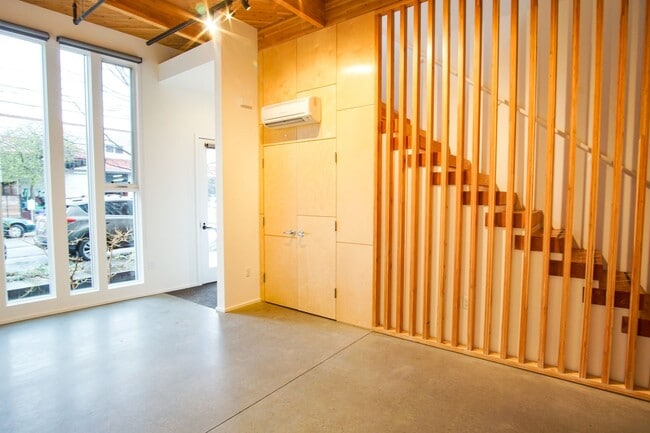 Building Photo - Modern Design Live/Work Townhouse in NW Portland! Unit 1247