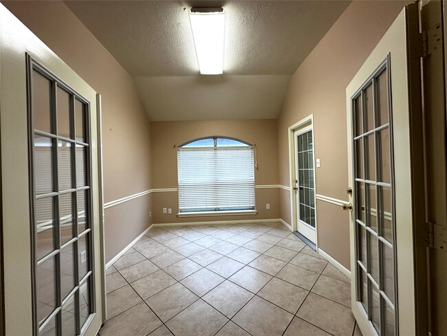 Photo - 1115 Courtside Dr E